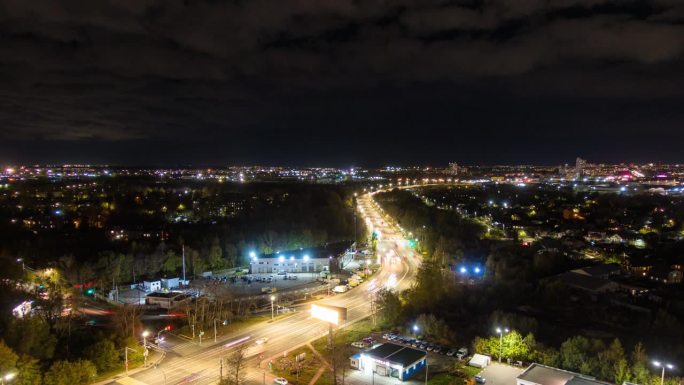 城市夜晚的城市。传输连接。长曝光-城市-路径-灯光绘画-夜晚-夏季-灯光。时间流逝