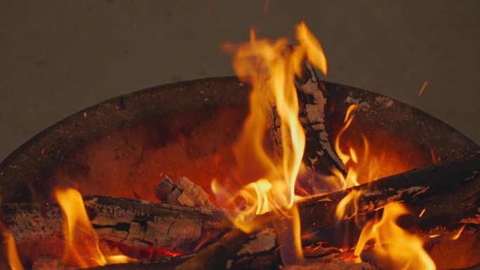 燃烧的火焰火堆木材木炭慢动作升格