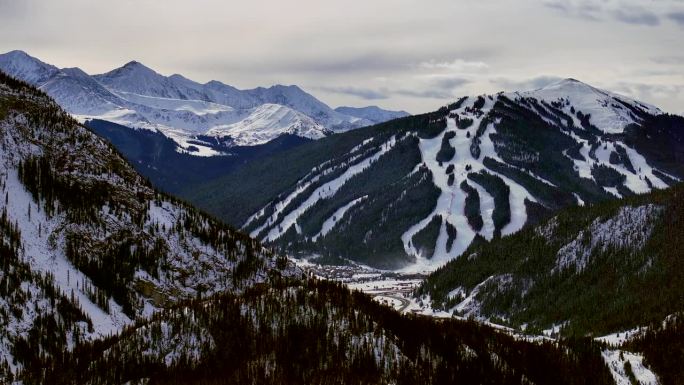 遥远的70铜山Leadville科罗拉多州冬季12月圣诞节航拍无人机电影景观Silverthorne