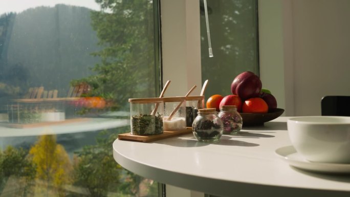 桌面放置瓷杯罐和水果