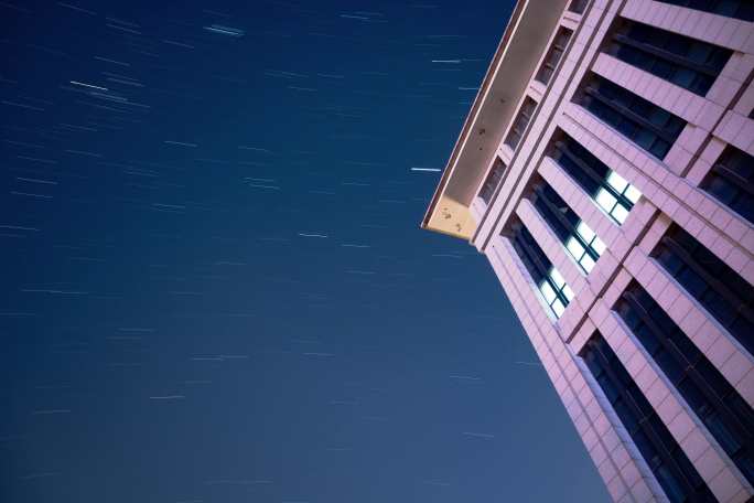 郑州夜空建筑物遮挡星轨