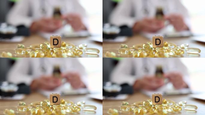 很多黄色的维生素D3明胶胶囊躺在桌子上，特写4k电影慢动作