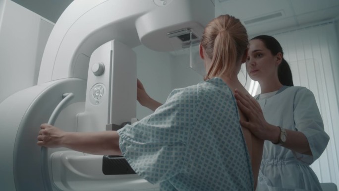 女医生在筛查程序前调整数字乳房x光片