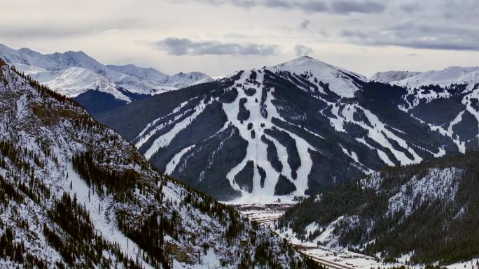 滑雪道小径遥远的i70铜山莱德维尔科罗拉多州冬季十二月圣诞节航拍无人机电影景观银索恩韦尔白杨十英里山