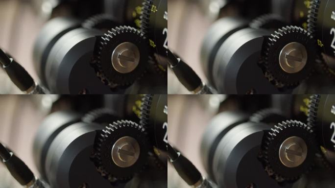 附在电影镜头上的对焦马达齿轮的特写镜头。齿轮移动镜头的焦点。