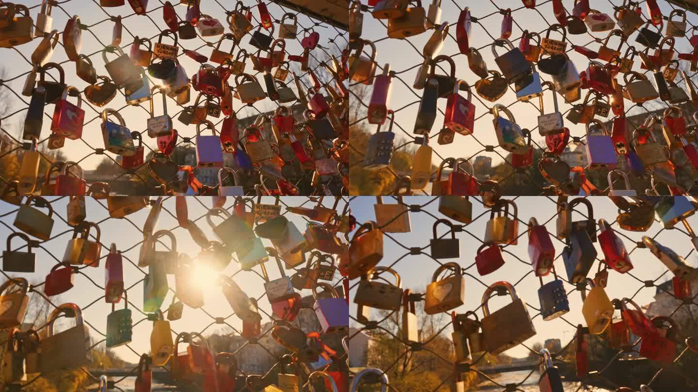 在晴朗的日子里，格拉茨市的金属栅栏上挂着大量形状大小各异的彩色爱情锁作为象征
