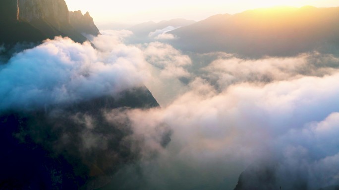 日出时的长江三峡巫峡云雾缭绕