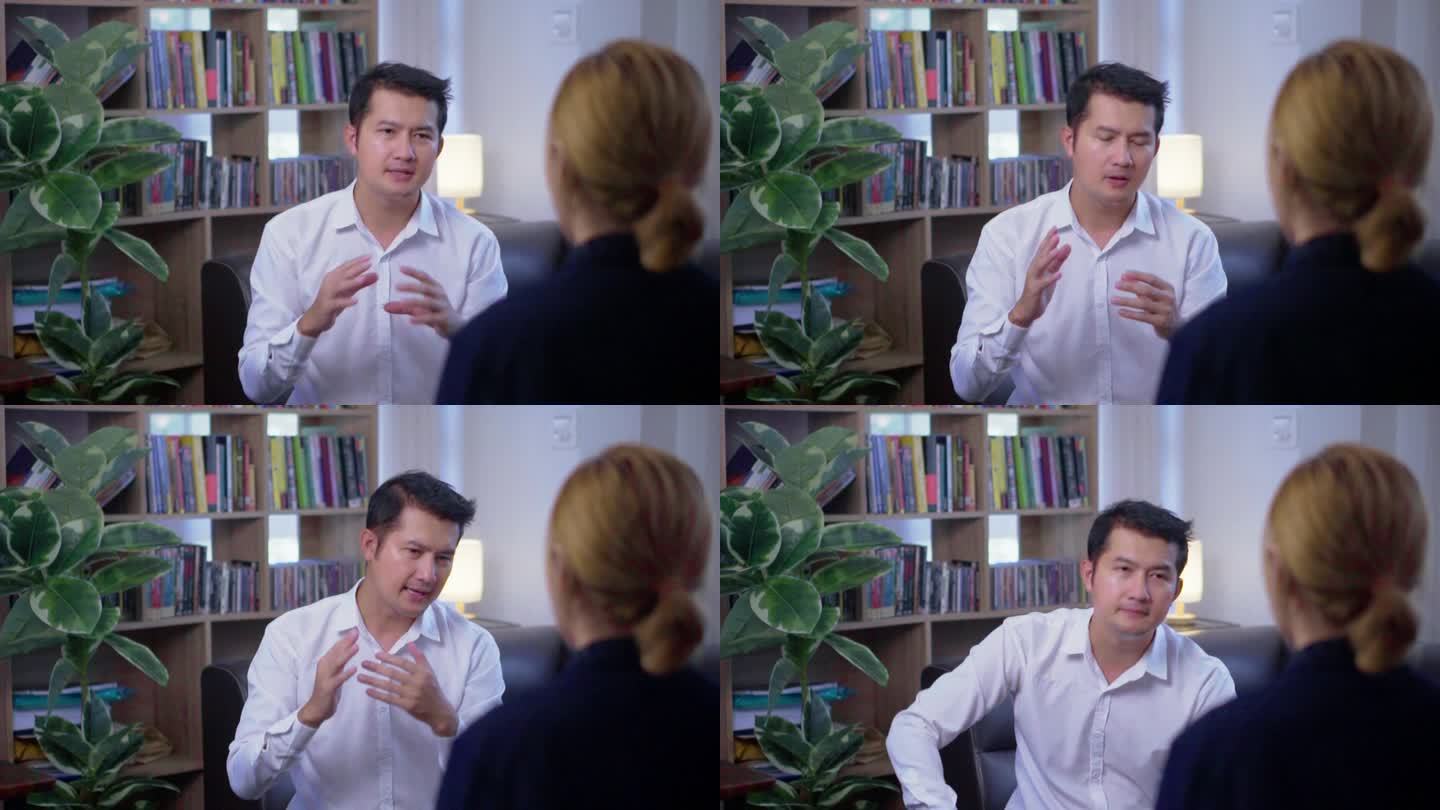 一名亚洲男子在办公室与心理治疗师交谈。