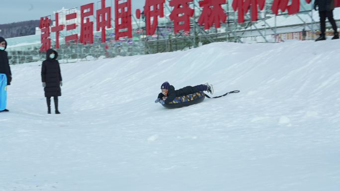 4k冬季小孩玩耍儿童冰雪游玩互动小孩玩雪