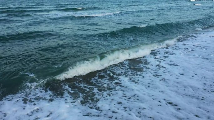 波浪和波光粼粼的海水在沙滩上的欧洲，法国，奥西坦尼亚，比利牛斯东部，阿根廷，地中海，在夏天，在一个阳