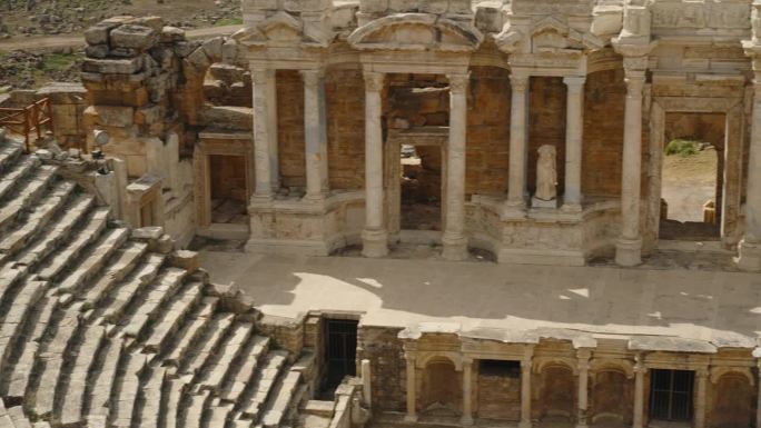 古代圆形剧场与罗马柱和石像，全景。