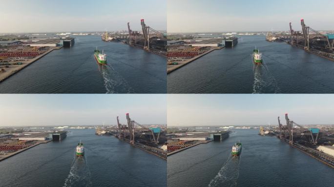 阿姆斯特丹西港鸟瞰图，北海运河一艘大型油轮通过阿姆斯特丹工业港。