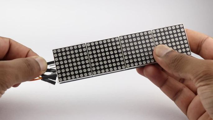 LED点阵显示器，其输入引脚与白色背景上的跳线连接