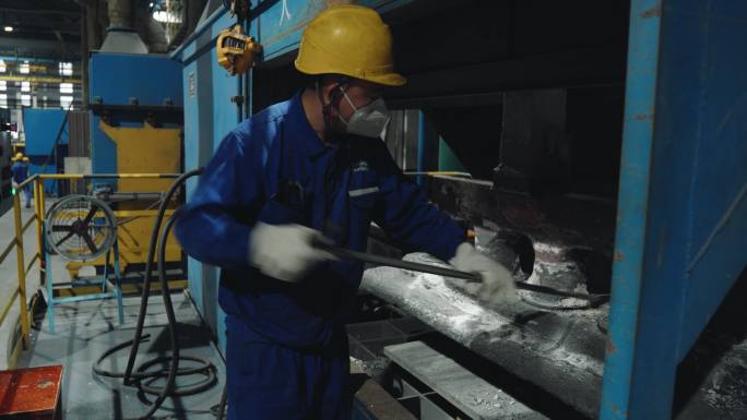 铝厂生产线上忙碌的员工