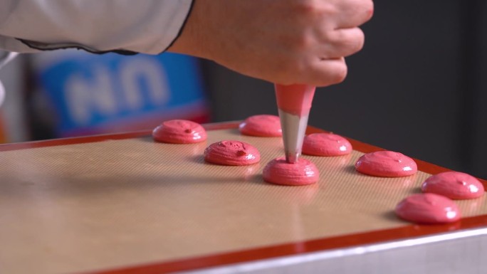 法国糕点师制作红色马卡龙