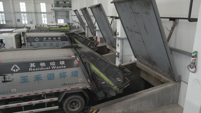 发电厂  垃圾车  垃圾卸车 垃圾场回收