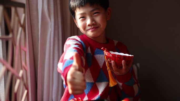 中国家庭小孩吃饺子慢镜头