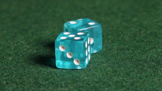 蓝色透明对骰子在绿色的背景