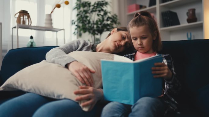 小女孩看书累了妈妈睡着了，挑战育儿
