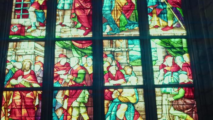 大教堂的彩色玻璃窗。圣经历史事件的彩色图片。巴西利卡教堂的古代艺术品。