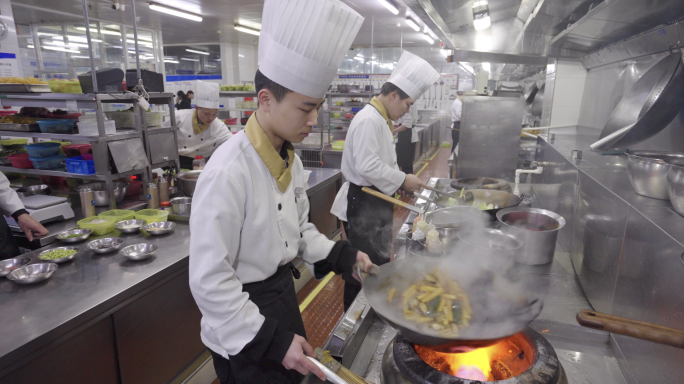 饭店厨师在厨房里忙碌 年夜饭 餐饮消费