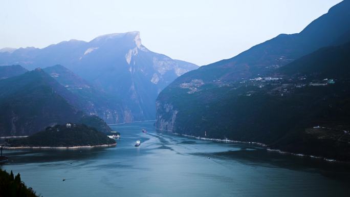 船舶航行在长江三峡瞿塘峡口夔门