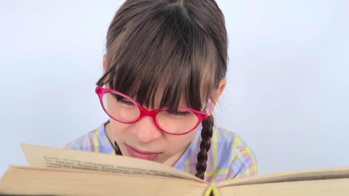 书呆子带着眼镜和视力差的书看书太多