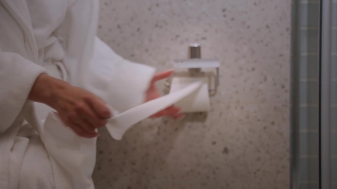 在厕所里把大量的卫生纸卷成一卷。肠道问题，腹泻。