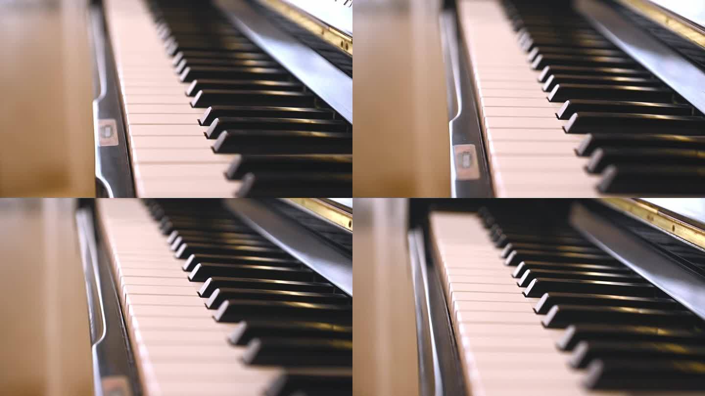 头顶特写的黑白键，象牙和乌木键盘的古典大钢琴。