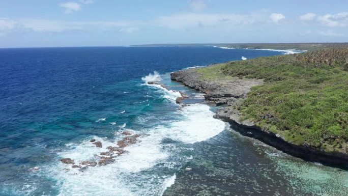 鸟瞰图南太平洋海浪在波利尼西亚的汤加海岸破碎。风景和珊瑚礁
