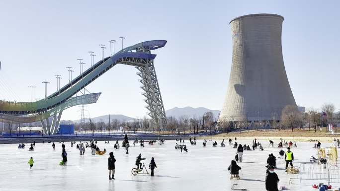 北京石景山首钢园群明湖滑冰场
