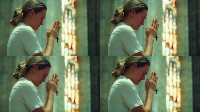 在教堂祈祷的女人。虔诚的成年女孩在教堂里敬拜上帝。双手交叉交叉。