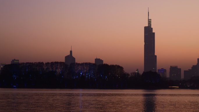 夜色降临时南京玄武湖傍晚湖边景色1