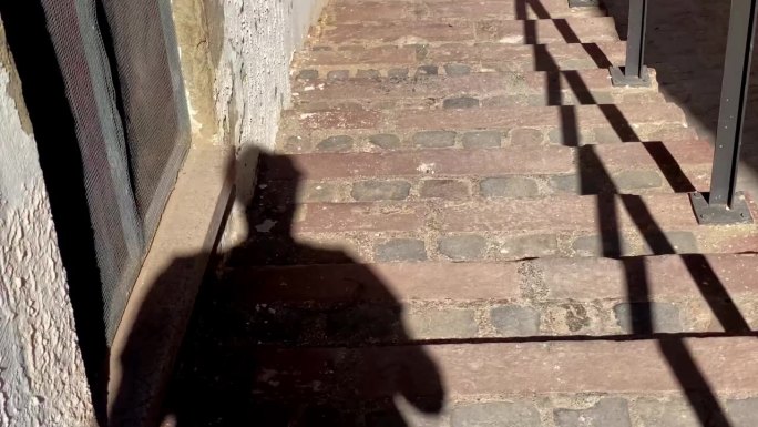 一个人走下西班牙萨格图老城的楼梯