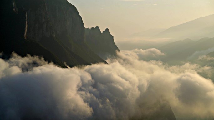 日出时的长江三峡巫峡云雾缭绕