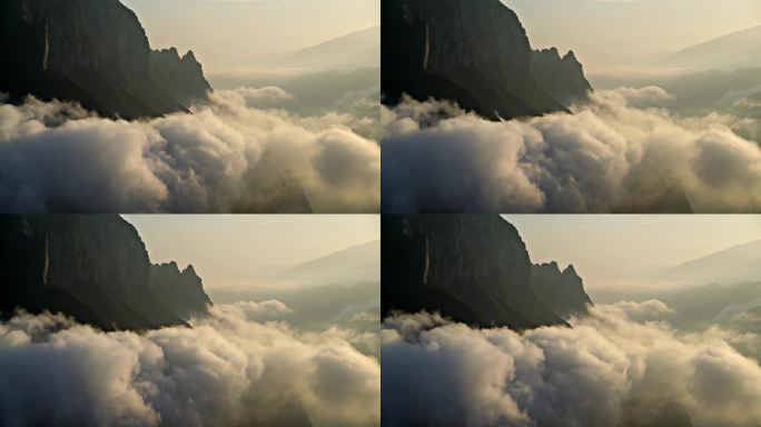 日出时的长江三峡巫峡云雾缭绕