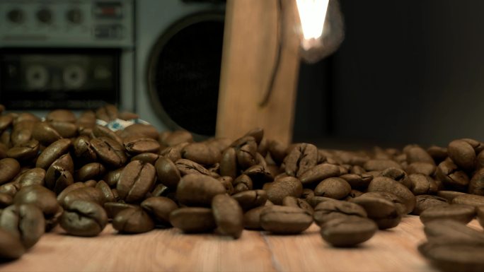 咖啡豆洒落桌面 咖啡豆