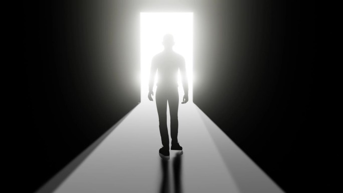 一个男人穿过一扇门，走进了光明的背影