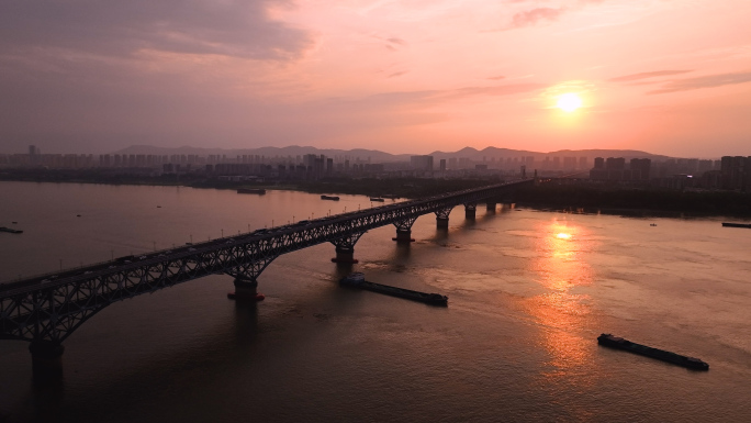 南京长江大桥落日车流航运