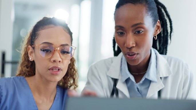 医生、护士或妇女在笔记本电脑上进行医疗保健培训、临床研究和咨询或数据库支持。医疗团队或导师在计算机上