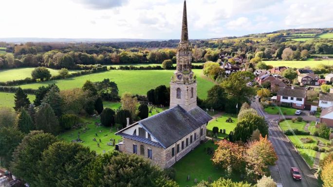 无人机拍摄的英国肯特郡梅里沃斯圣劳伦斯圣公会教堂