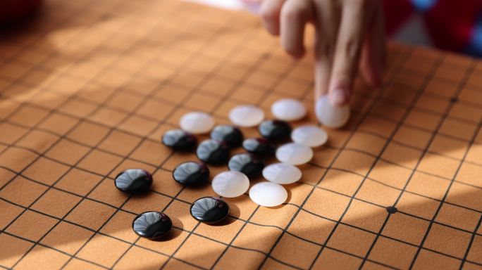 中国小孩在窗边下棋围棋