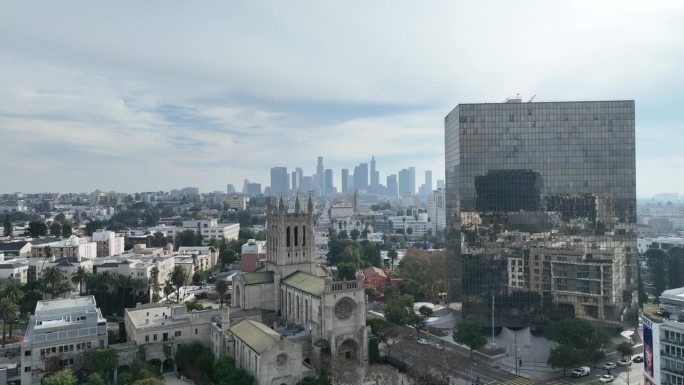 从韩国城看洛杉矶市中心。洛杉矶朦胧的一天。