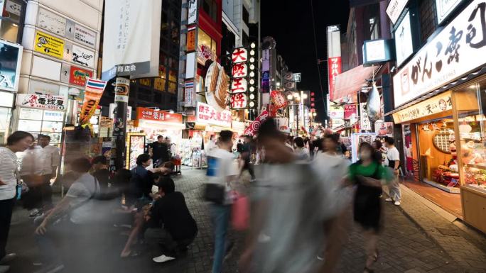 时间流逝的拥挤的日本人，亚洲人，旅行者走在道顿堀街头美食，购物的夜生活区在大阪。日本城市夜生活，亚洲