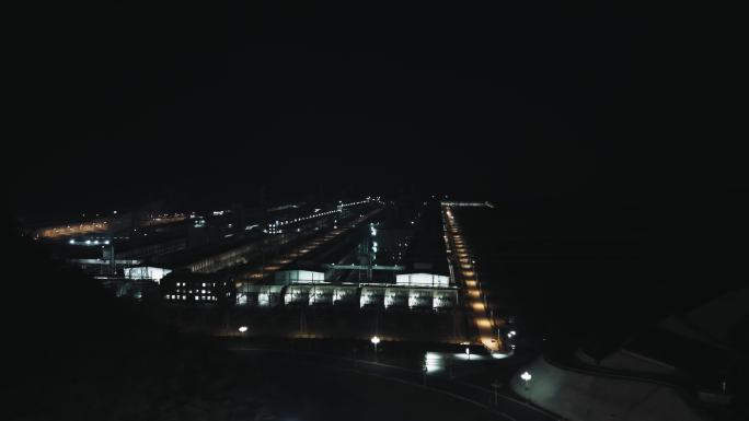 夜间繁忙的铝厂航拍
