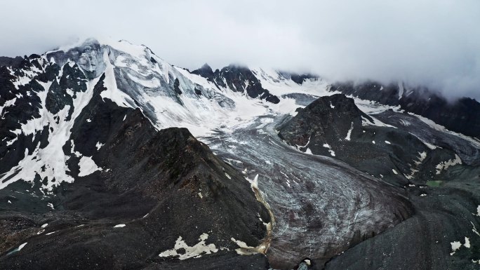 天山山脉中的独库公路和雪山草原冰川湖泊