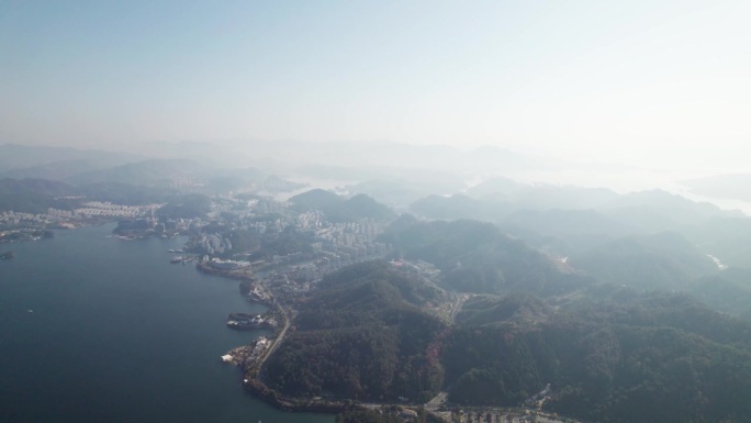 鸟瞰中国浙江杭州楚南千岛湖的美丽景观。蓝色的湖水和蓝天，湖中成千上万的小岛，4k实时镜头，无人机视图