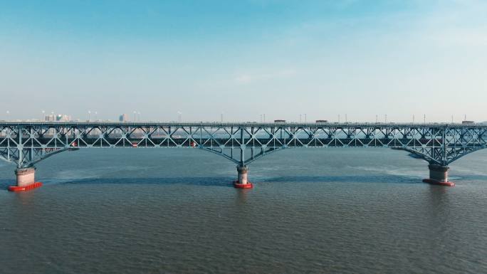 航拍火车经过南京长江大桥