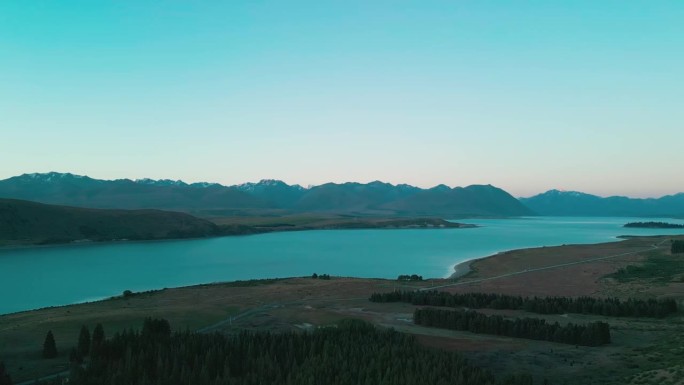 Tekapo湖的无人机航拍，湖的两侧以山脉为背景