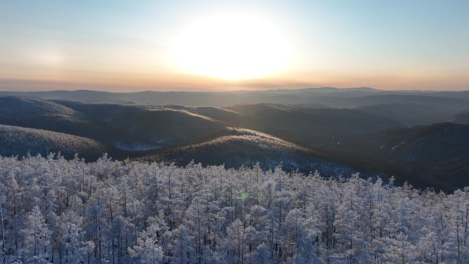 大兴安岭寒冬山林雪景夕阳